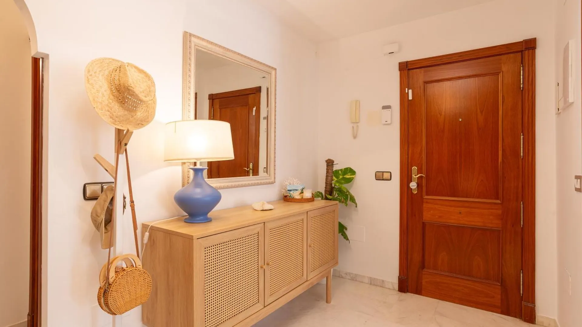 Villa Valentina - Renovated On Los Alamos Beach Torremolinos