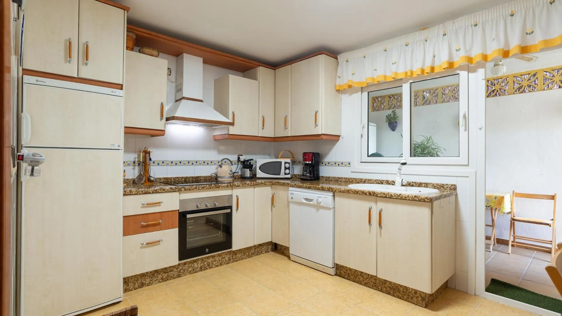 Villa Valentina - Renovated On Los Alamos Beach Torremolinos