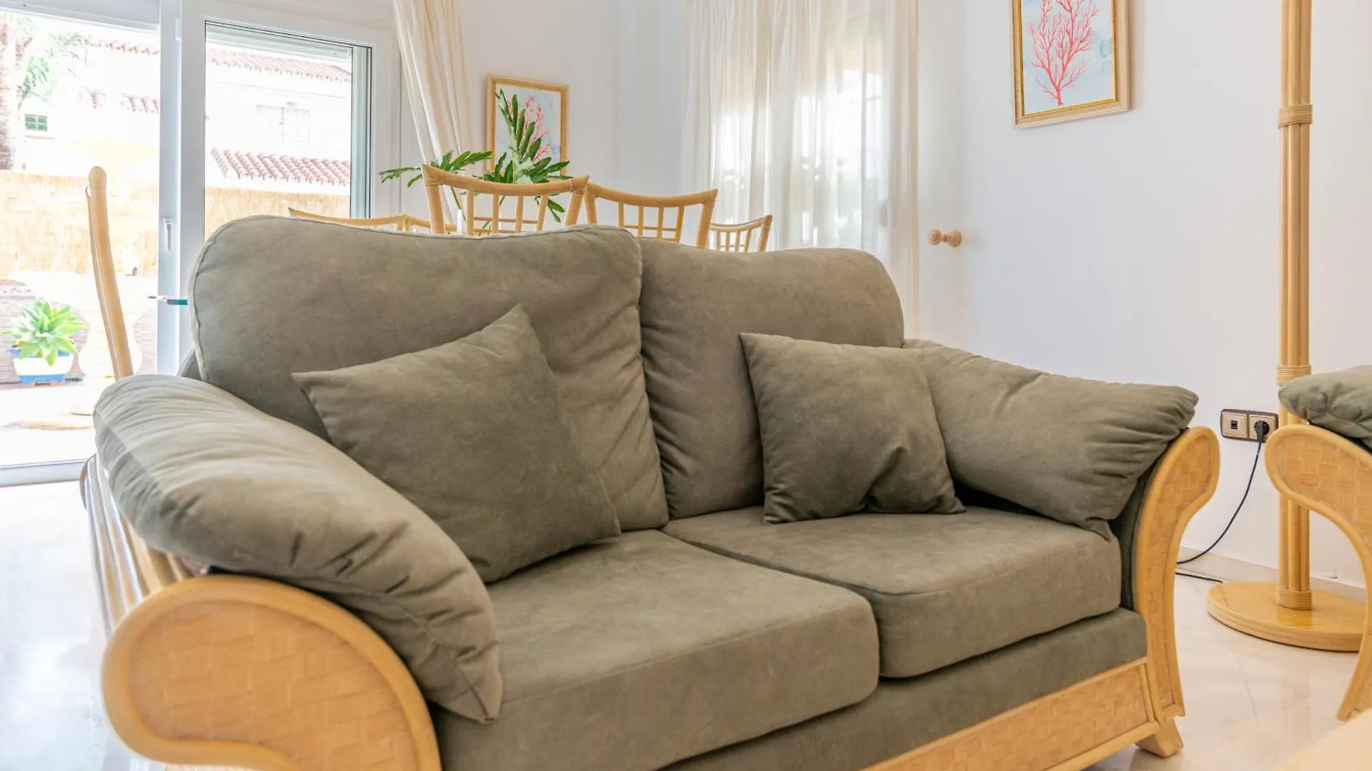 Villa Valentina - Renovated On Los Alamos Beach Torremolinos