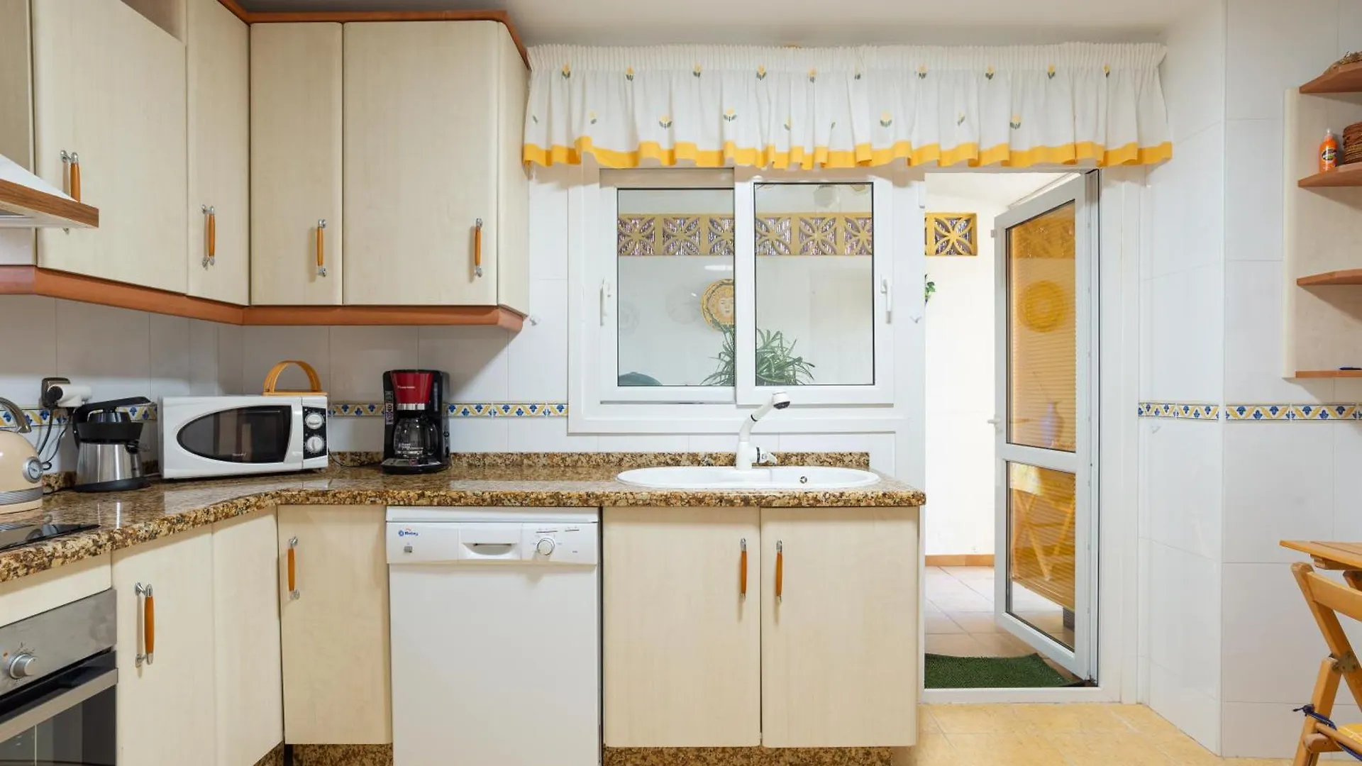 Villa Valentina - Renovated On Los Alamos Beach Torremolinos