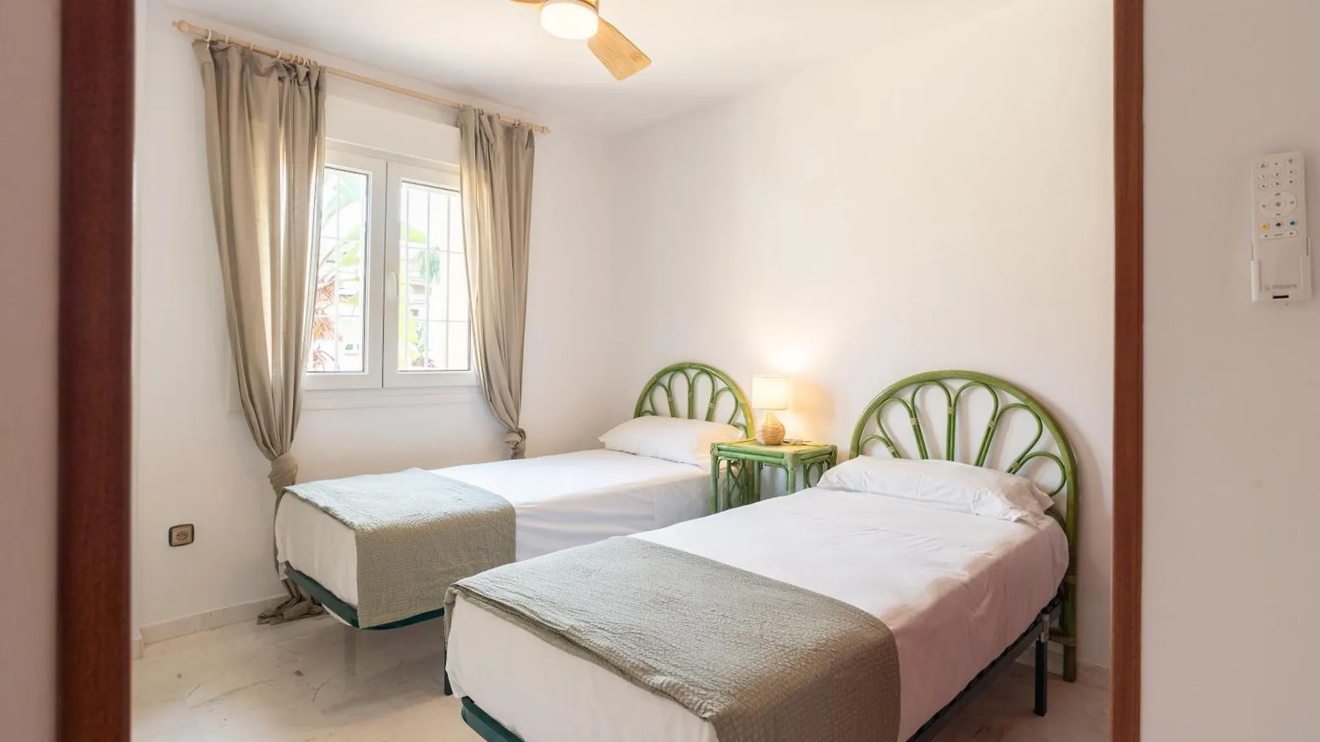 Villa Valentina - Renovated On Los Alamos Beach Torremolinos