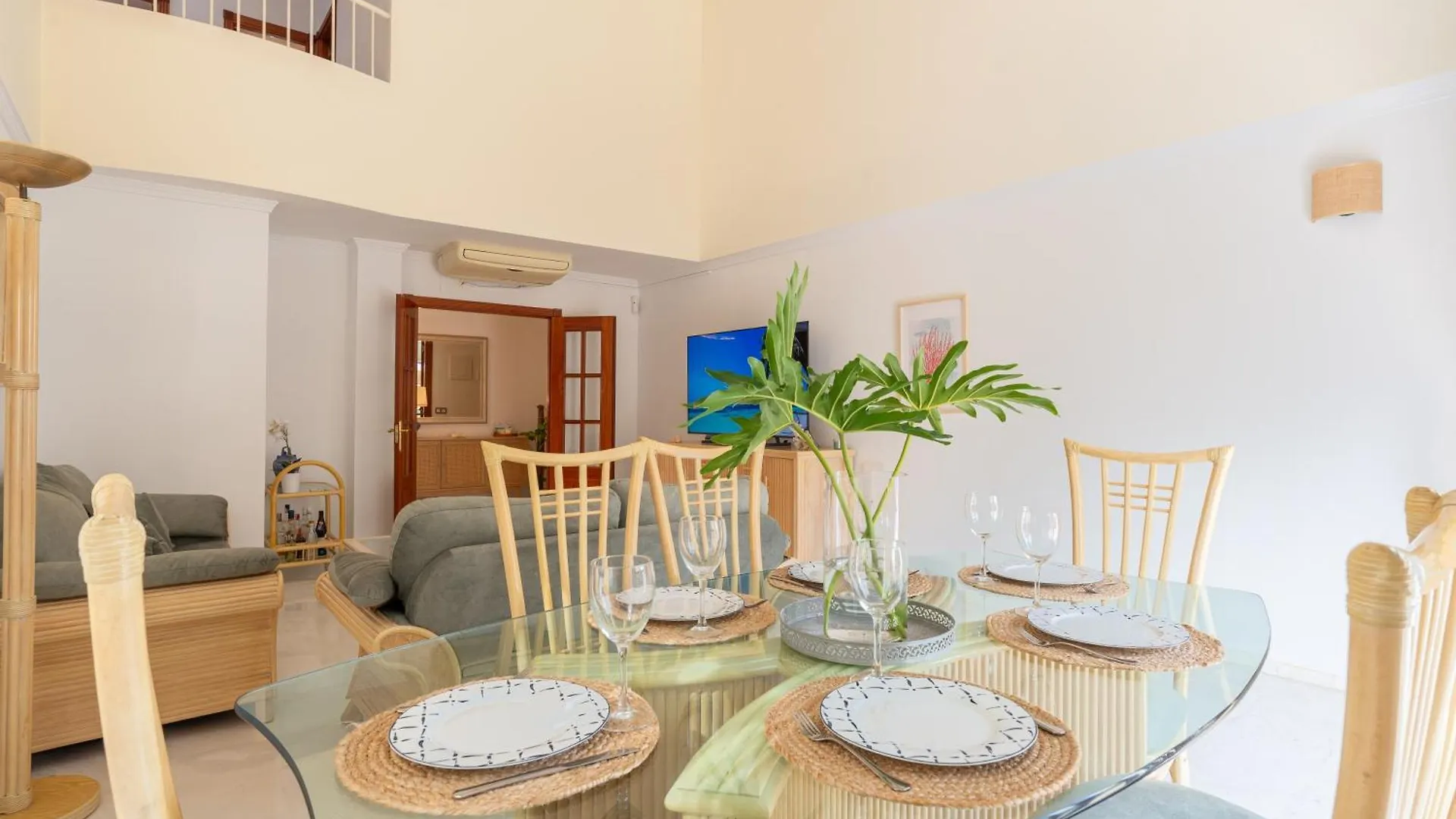 Villa Valentina - Renovated On Los Alamos Beach Torremolinos