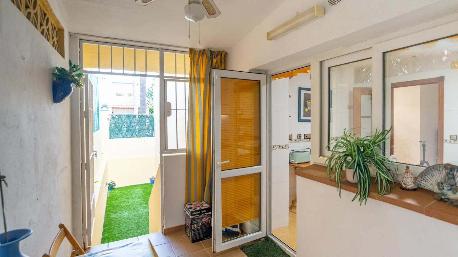 Villa Valentina - Renovated On Los Alamos Beach 토레몰리노스 0*,  스페인